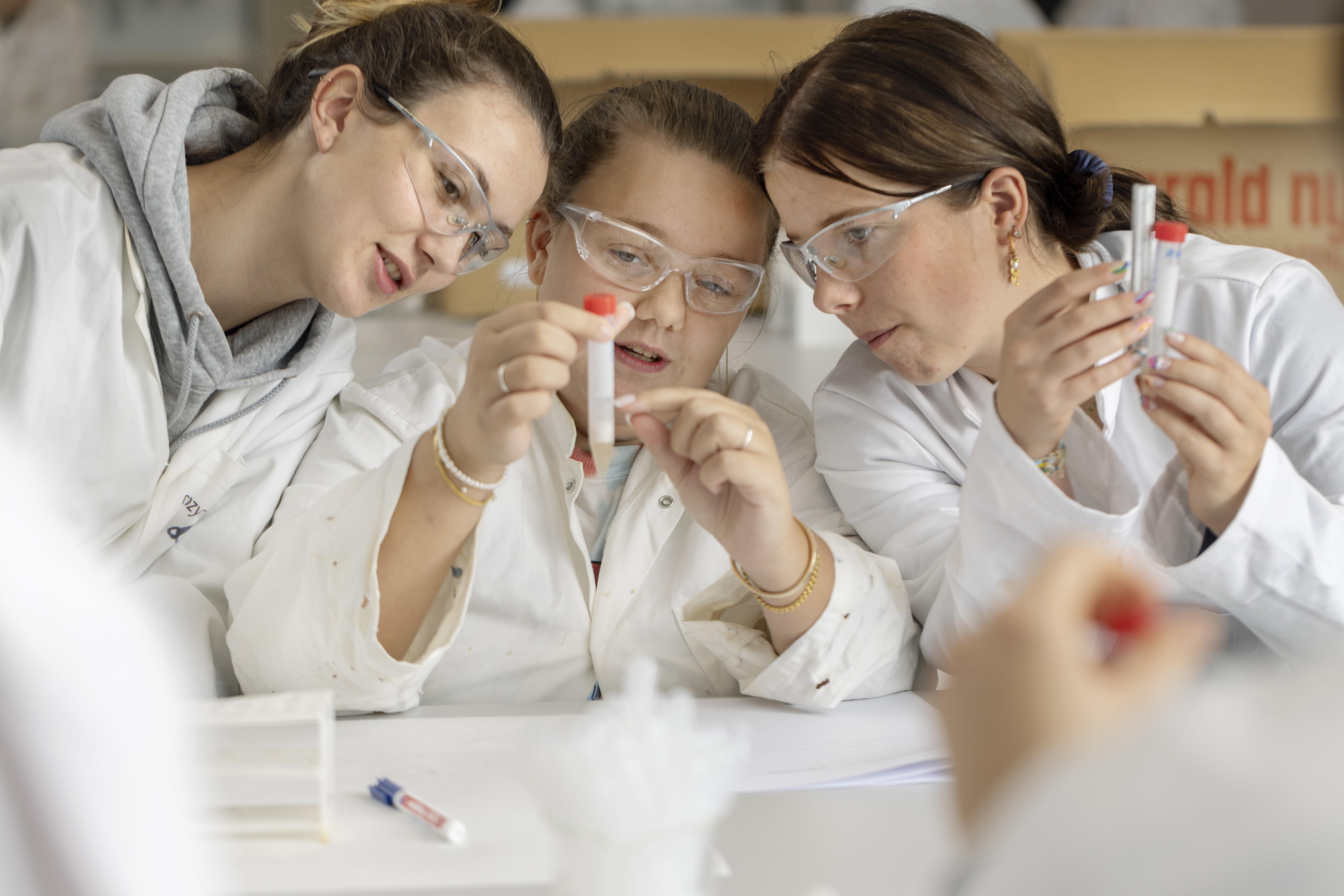 Girls in the lab ©DTU Girls in the lab