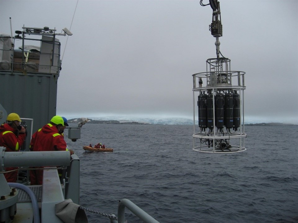 Collection water samples from the ship Vædderen